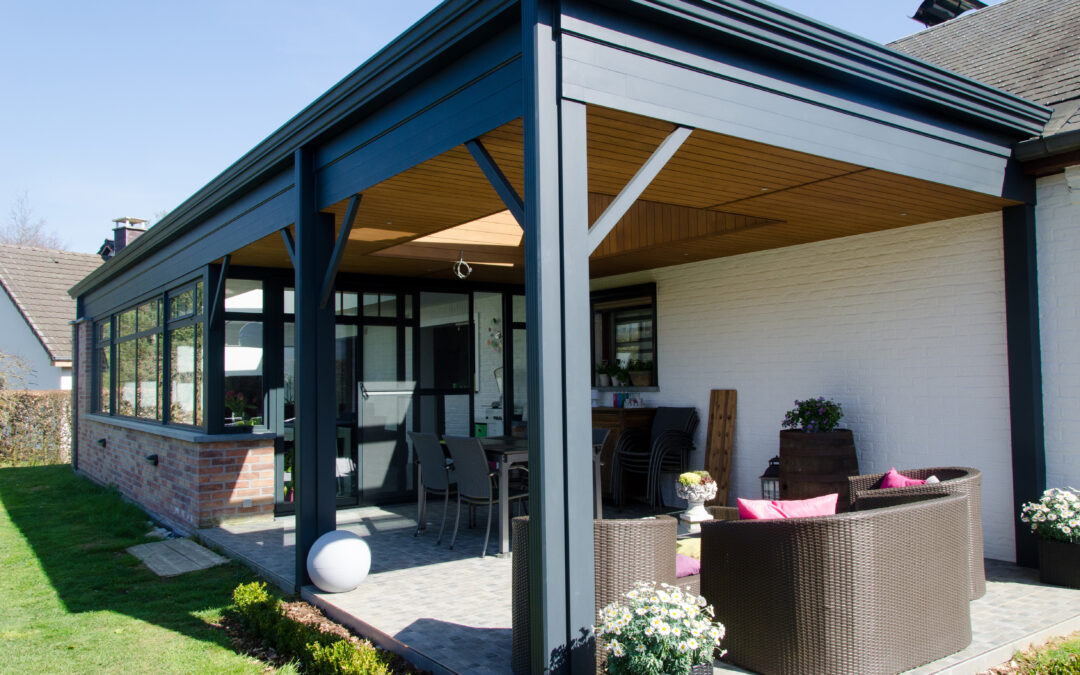 Pergola aluminium toit vitré dans jardin