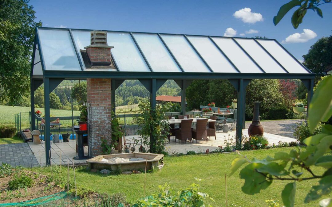 Auvent aluminium dans jardin soigné